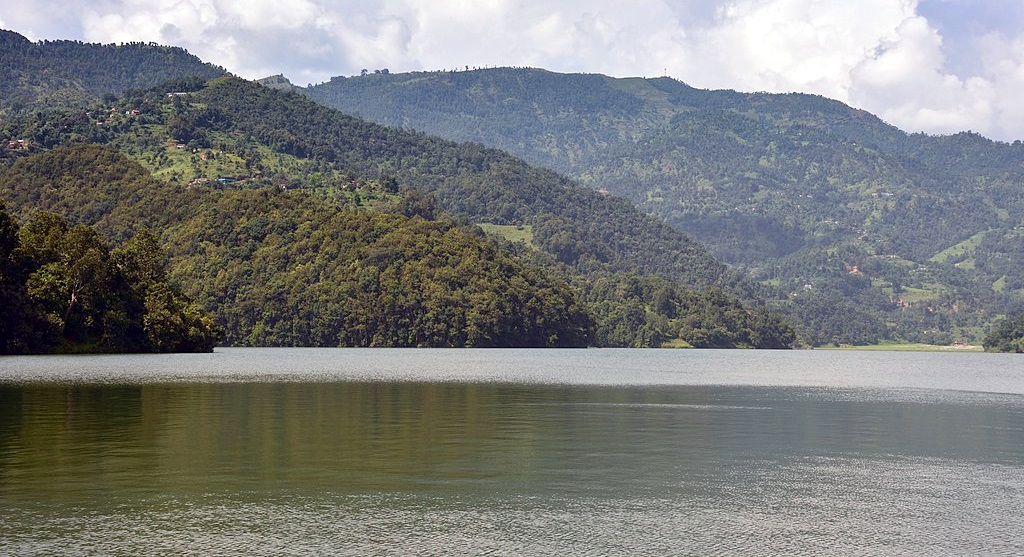 Canoe trip across Begnas Tal