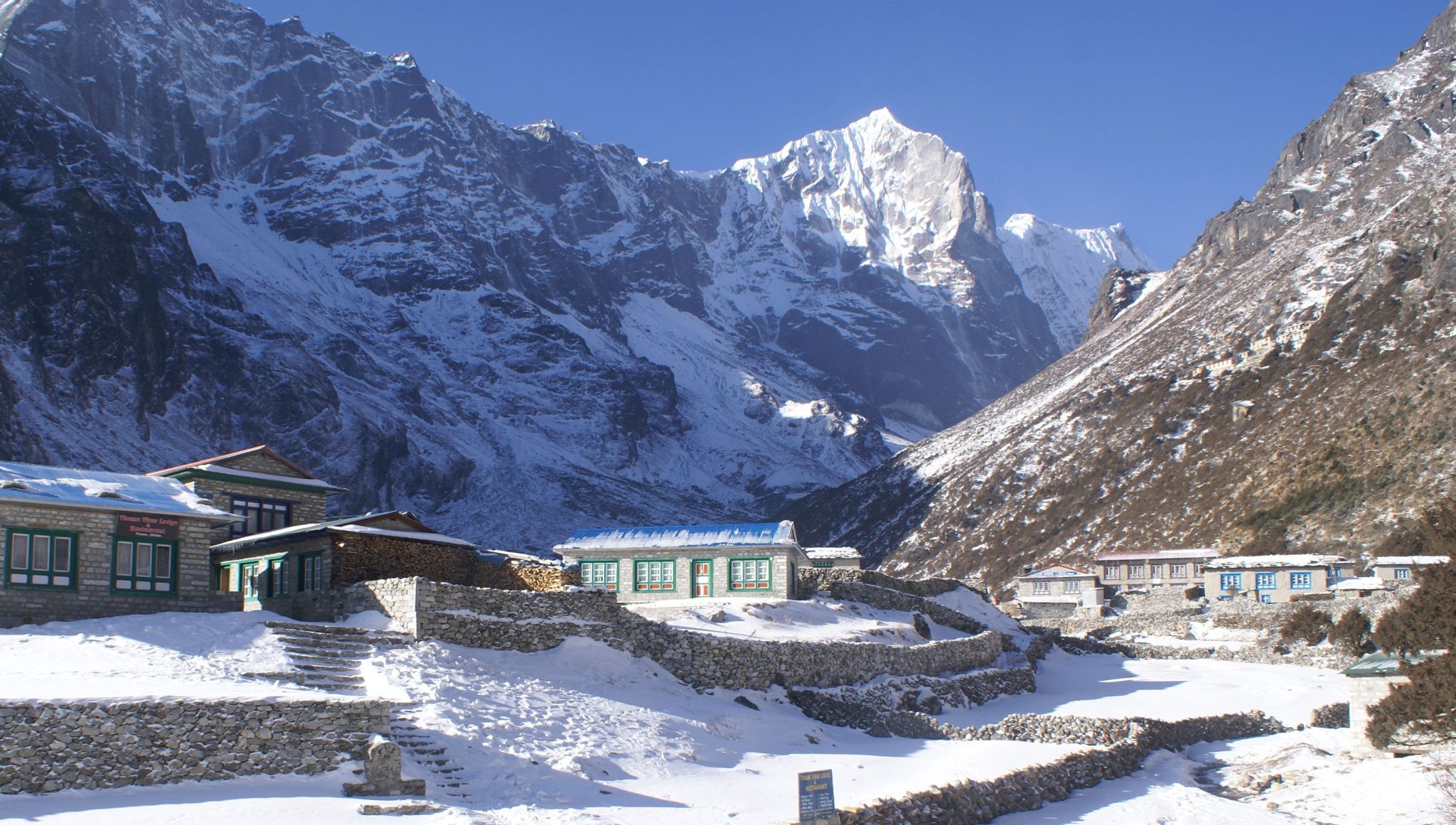 Tengkangpoche above Thame village