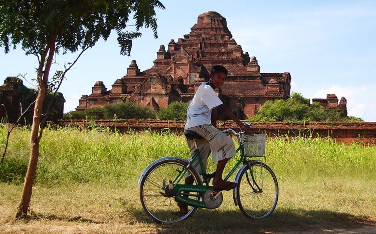 Dhammayangyi Pahto in Bagan in central Myanmar / Burma