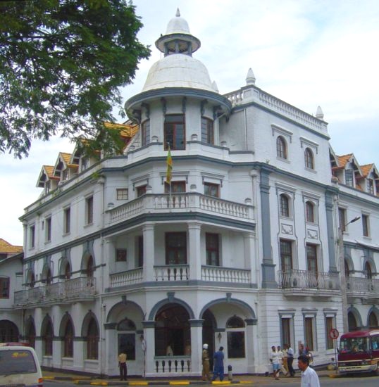 Queen's Hotel - Old Colonial Building in Kandy